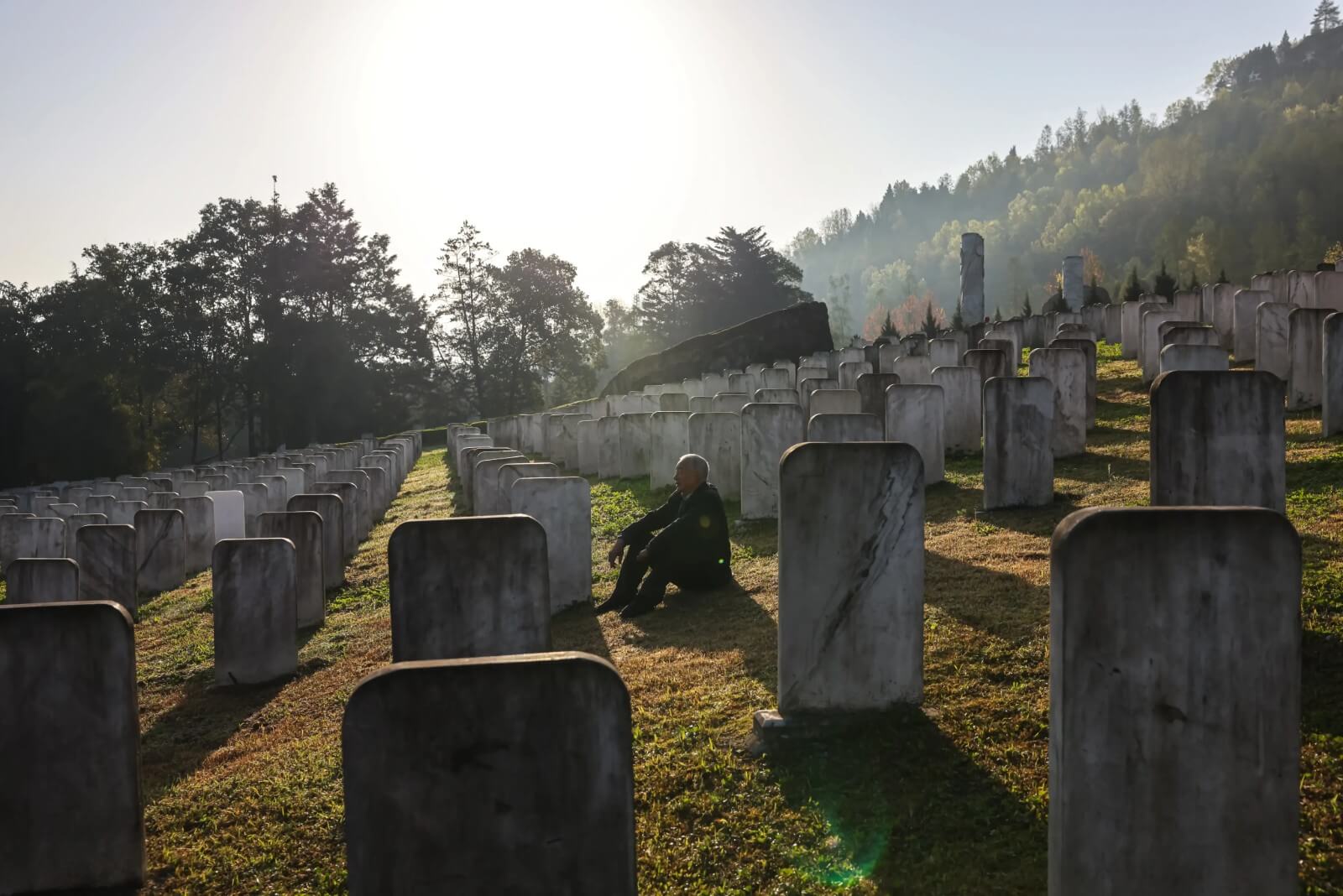 川陕革命根据地红军烈士陵园，25048名红军烈士长眠于此，守墓人王建刚三代人守护89年-郑新洽摄